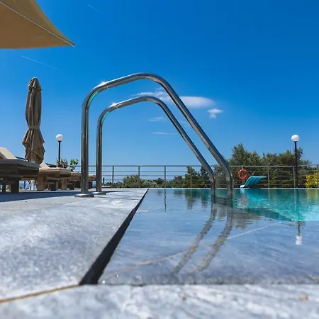 Kouvelia Country Luxury Nerotrivia