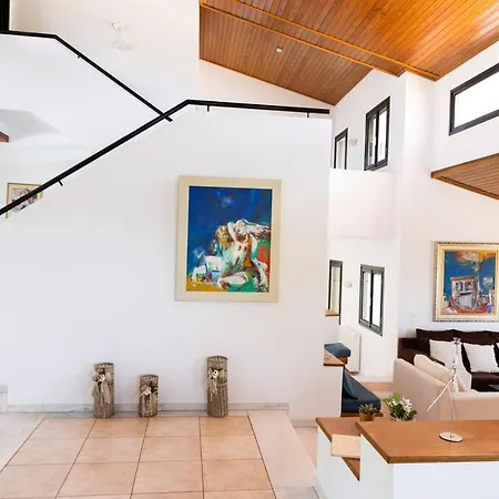 Kouvelia Country Luxury Nerotrivia