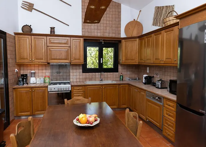 Kouvelia Country Luxury Nerotrivia