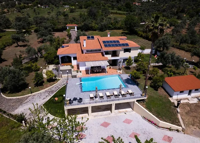 Kouvelia Country Luxury Nerotrivia